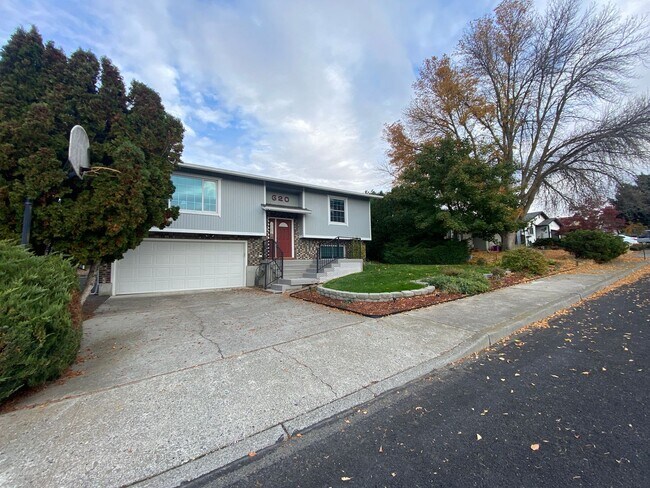 Foto del edificio - $300 Off 1st Months RENT!!! Spacious 3-Bedroom Home with Large Fenced Yard + RV Parking in The Da...