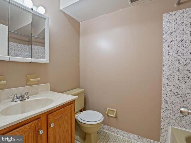Building Photo - 632 Country Ln