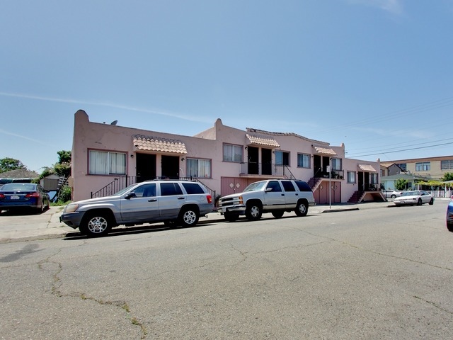 Building Photo - 5801-5815 Eastlawn St
