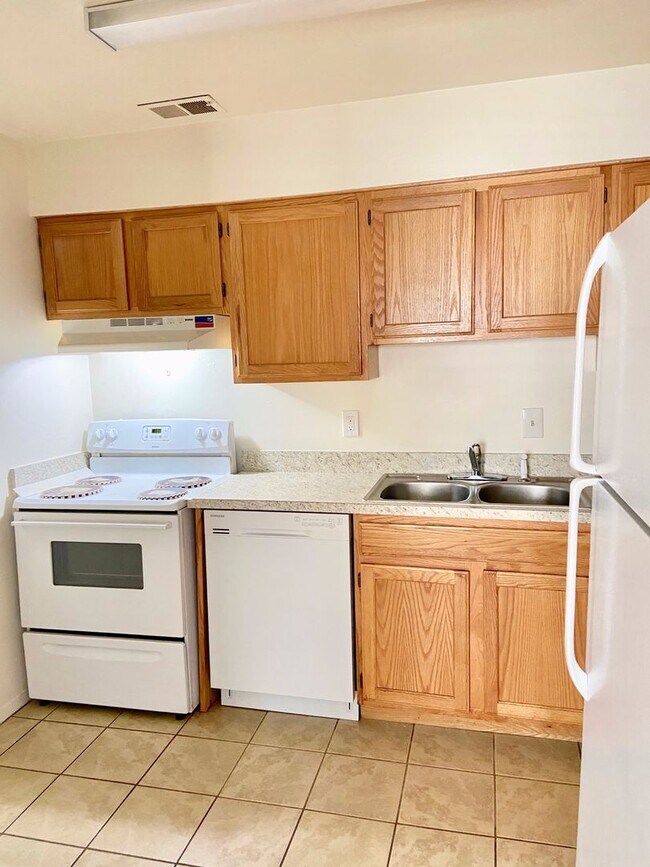 Foto del edificio - 2BD/1.5BA  Brick Townhouse  Washer/ Dryer Included!