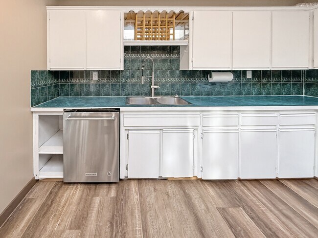 Building Photo - 1517-1544 44 St SE