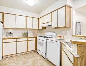 Building Photo - Emerald Park Apartments