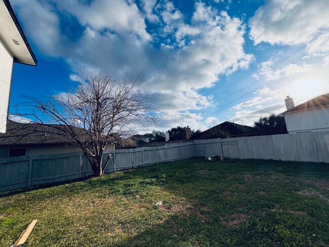 Foto del edificio - 2206 Laurel Oak Dr