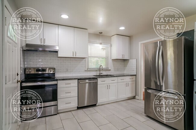 Building Photo - Solid single floor living near downtown Du...
