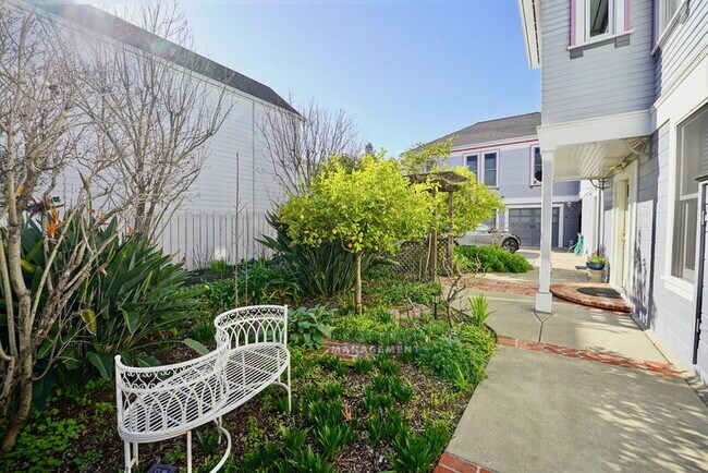 Building Photo - 521-523 C St