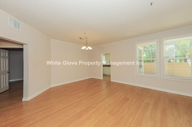Foto del edificio - Charming 3-Bedroom Condo in the Highly Des...