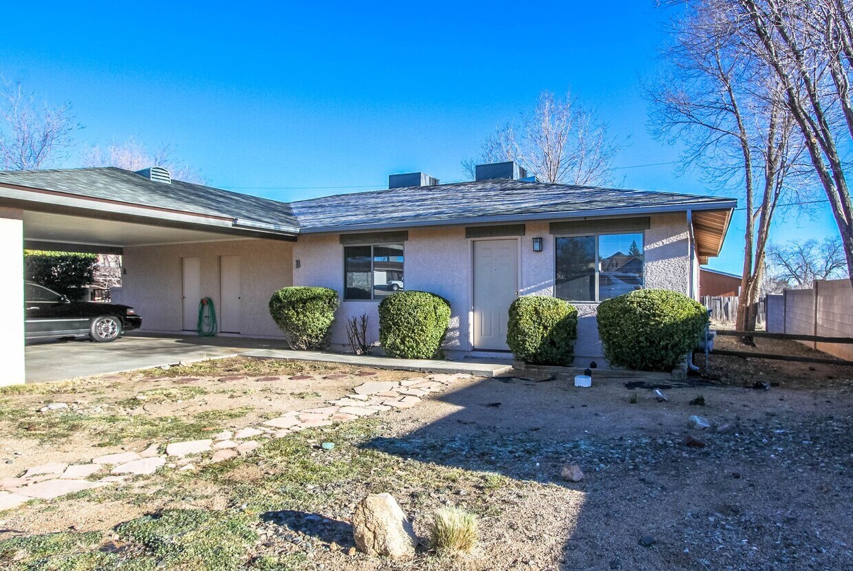 Foto principal - 8040 E Lakeshore Dr