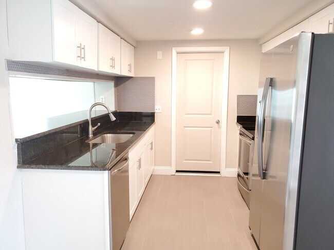 Building Photo - 5644 Mockingbird Dr