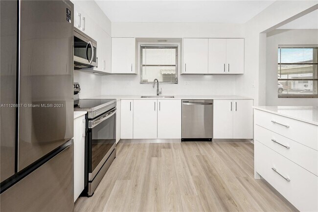 Building Photo - 400 S Luna Ct