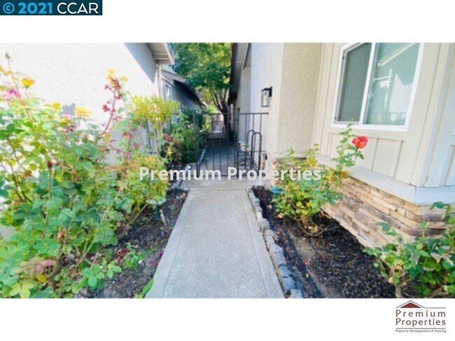 Building Photo - 750 N Paradise Valley Ct