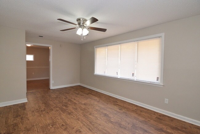 Building Photo - Updated 3 Bedroom House Near Lake Olmstead
