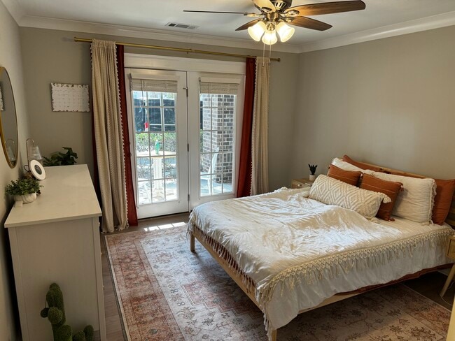 Building Photo - 2701 Selwyn Ave