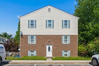 Building Photo - 1615 Colonial Way