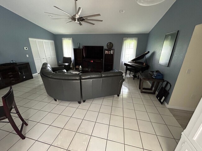 Building Photo - Immaculate home for rent.