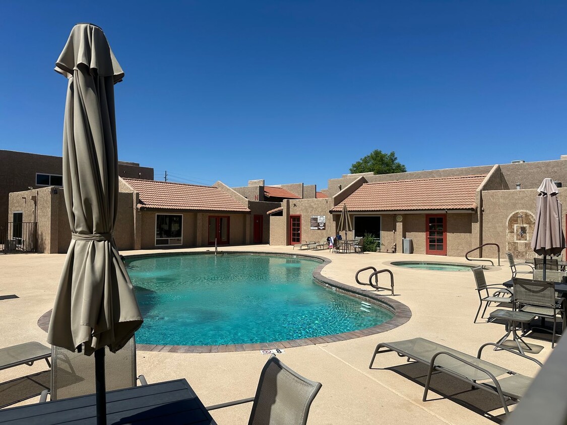 Charming 2 Bed 1 bath Condo - Charming 2 Bed 1 bath Condo