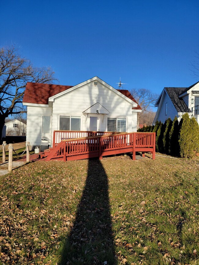 Building Photo - 3877 Shoreline Dr