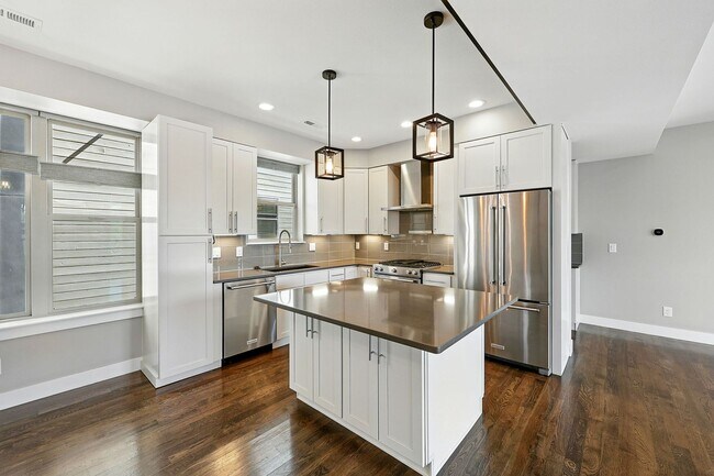 Foto del edificio - Modern 3-story Townhome | Rooftop Deck + Garage | Prime Old Town Littleton