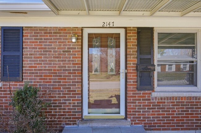 Building Photo - 2147 Palms Dr