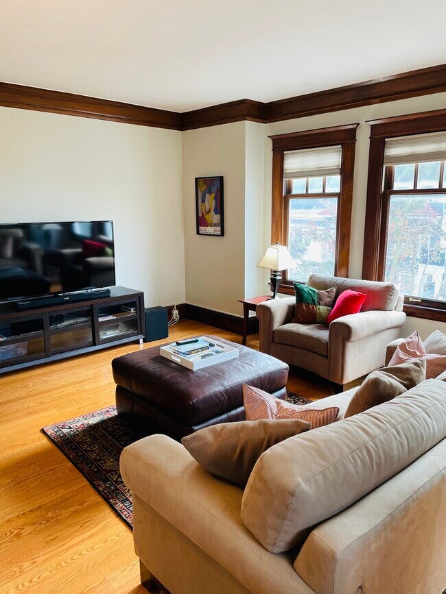 Living room - 986 Ashbury St