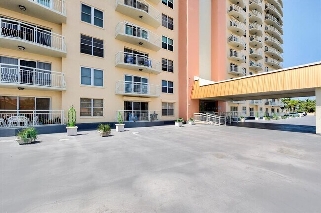 Foto del edificio - 4900 Brittany Dr S