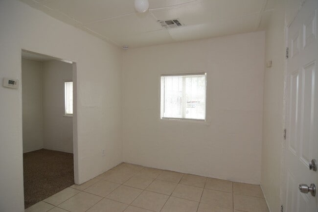 Building Photo - Charming 1 Bedroom 1 Bath Duplex! Great Central Tucson Location!