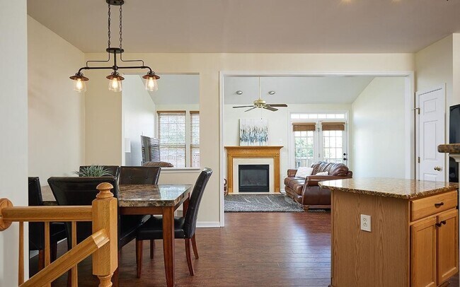 Building Photo - Beautifully maintained brick townhouse in ...