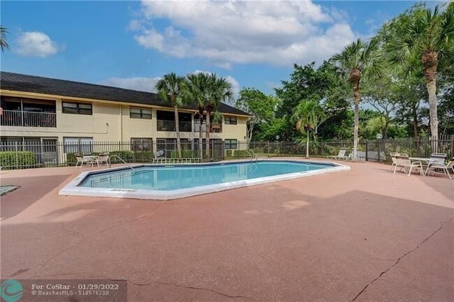 Building Photo - 2969 Riverside Dr