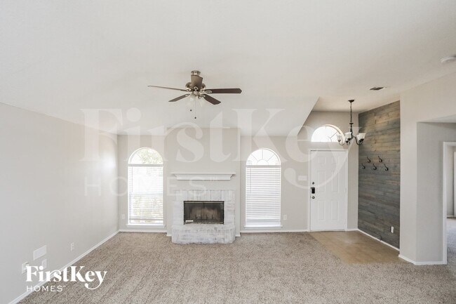 Foto del edificio - 2505 Hidden Springs Dr