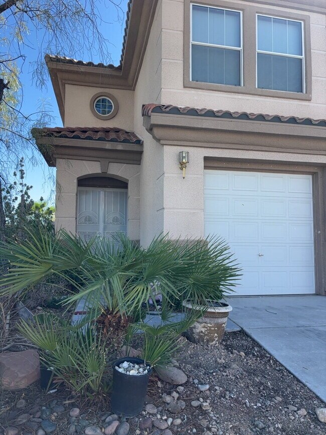 Foto del edificio - This beautiful home is situated in a south...