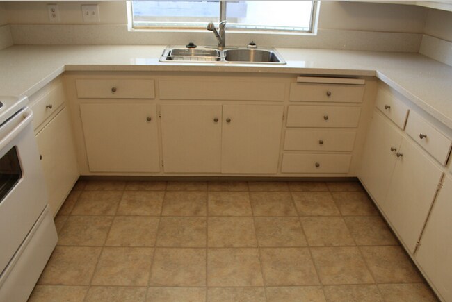 Kitchen with Granite Countertops - 1150 Ohio Ave