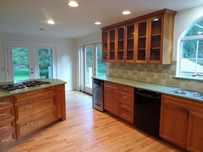 Foto del edificio - GREAT NEW PRICE! Gorgeous 6-Bedroom Home on 5 Acres with Tons of Privacy in Issaquah!!