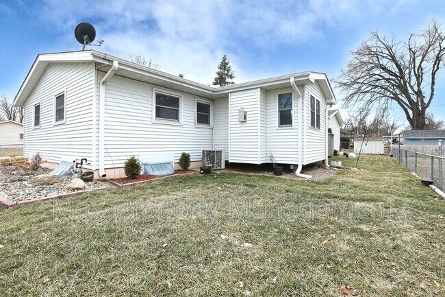 Building Photo - 206 SW Flynn Dr