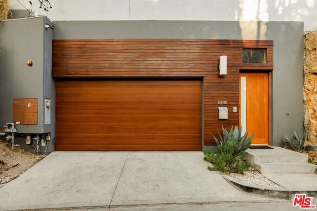 Foto del edificio - 8469 Franklin Ave