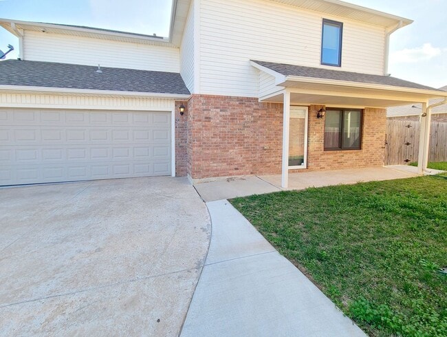 Building Photo - Newer Home w/ Great Space