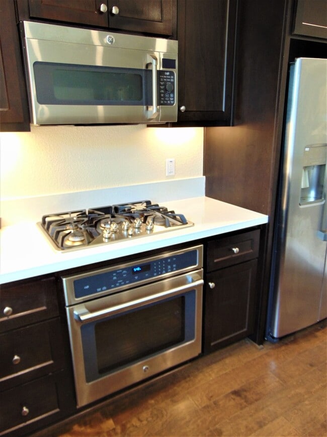 Building Photo - Beautiful Brand New Townhome in Sage Community