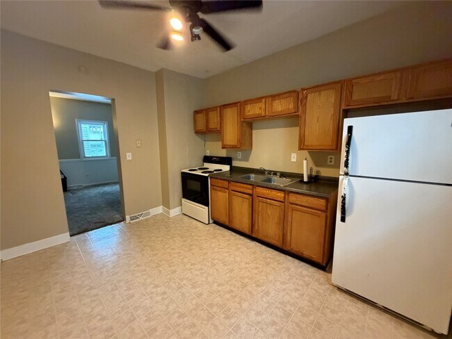 Foto del edificio - 330 E 3rd St