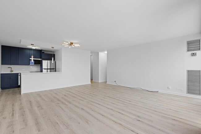 Building Photo - 4343 N Clarendon Ave