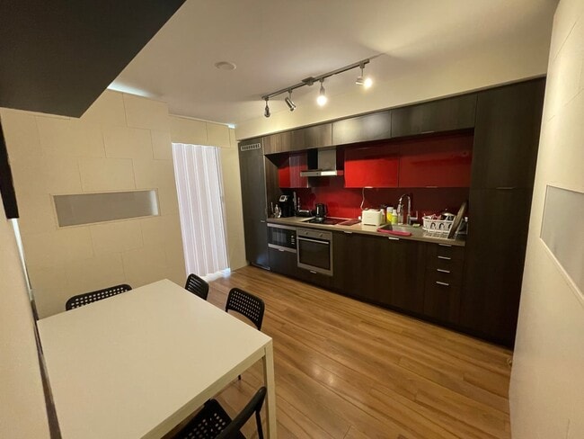 Building Photo - Deluxe Room - Front St W & John St