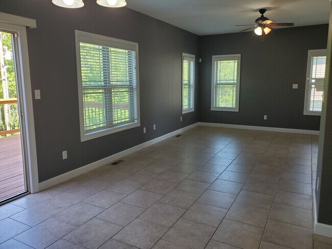 Foto del edificio - Beautiful, large 3BR 3.5 bth duplex with f...
