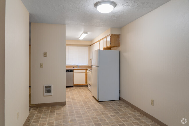 2BR, 2BA, - 1050SF - Kitchen - Windsor Court Apartments