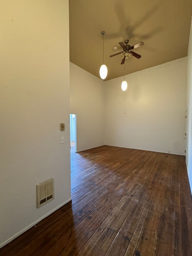 Foto del edificio - 314 N Main St