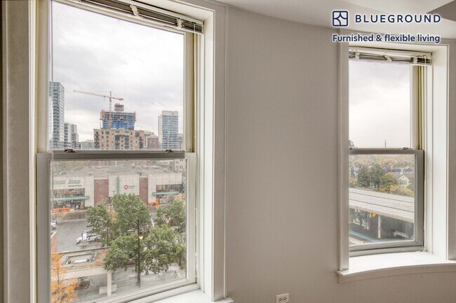 Foto del edificio - 30 E Roosevelt Rd