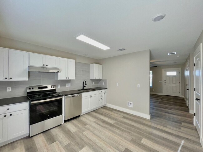 Building Photo - Modern 2 Bedroom 1 Full Bath Duplex!