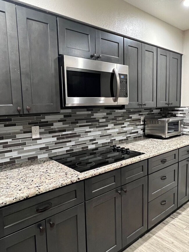 Foto del edificio - 2 Bed 1 Bath Duplex