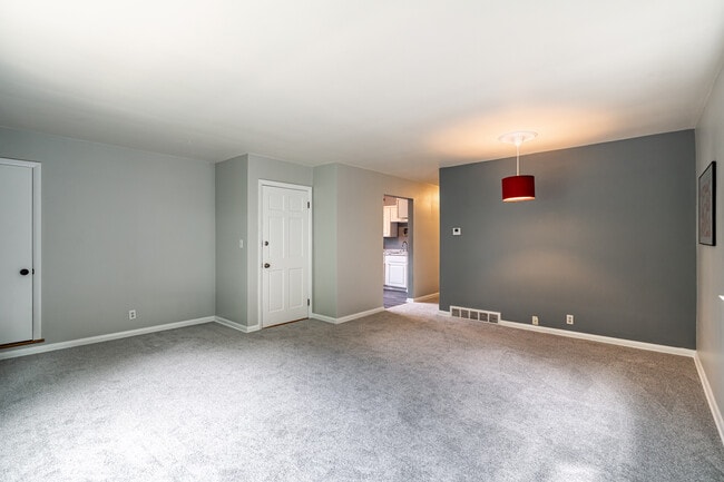 Living-Entrance - 3558 N Cramer St