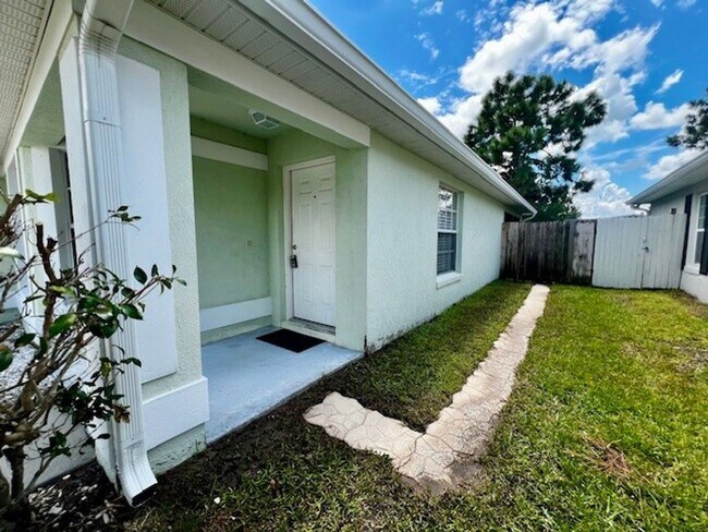 Building Photo - Welcome Home! Updated flooring & fresh interior paint! Move in OCTOBER! Beautiful 3X2 with attach...