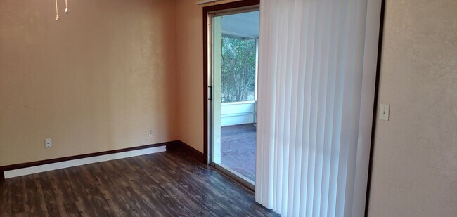 Foto del edificio - Nice 2 bed 2 bath home with screen porch