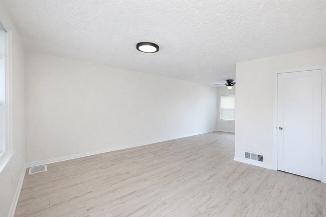 Foto del edificio - Renovated Home with Modern Kitchen, Basement & Natural Light