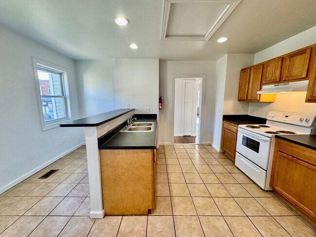 Foto del edificio - 5 Bedroom House - Available for Fall 2026 - Across from EMU!