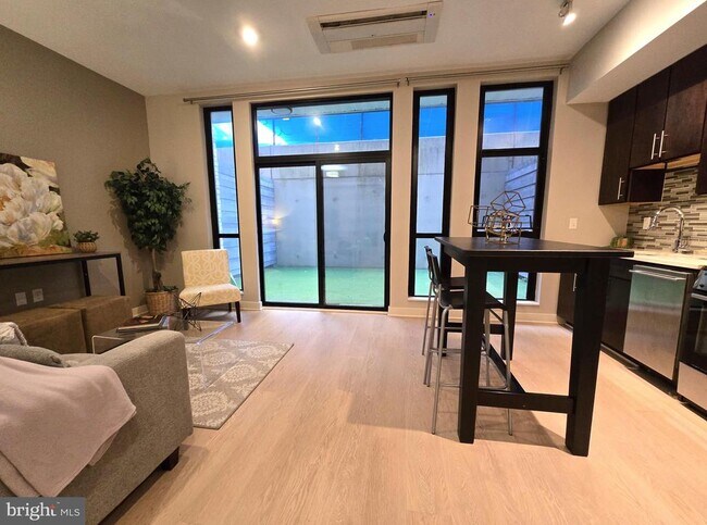 Foto del edificio - 1320 Fenwick Ln